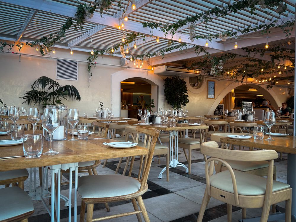 Helles, freundliches Café-Interieur mit gedeckten Tischen