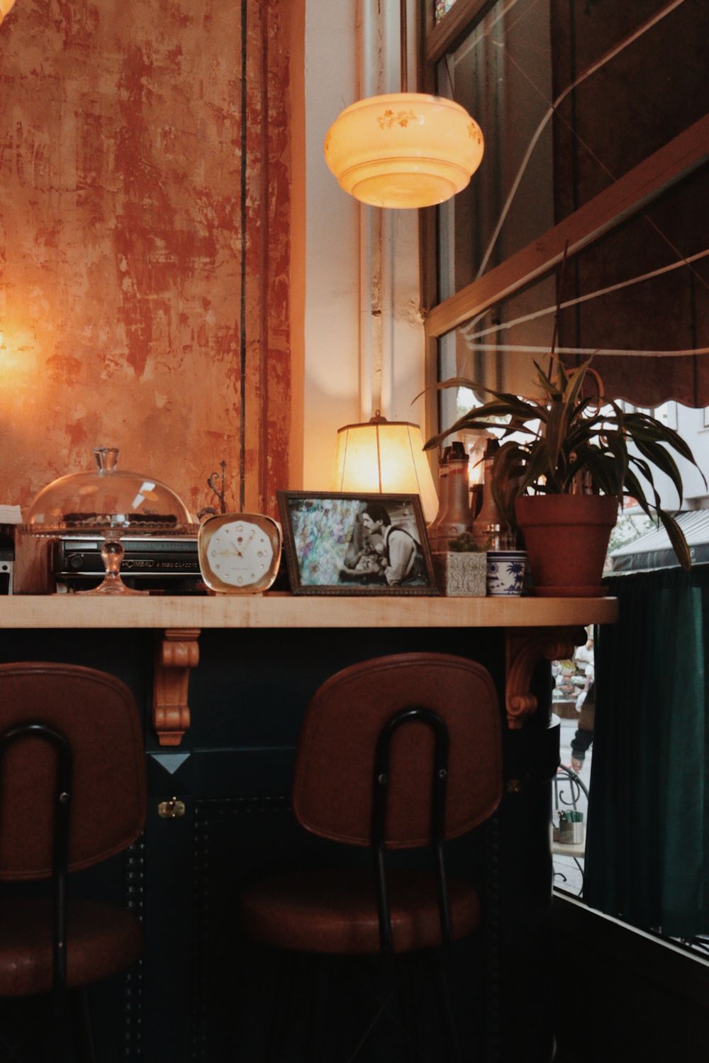 Gemütliche Café-Ecke im warmen Abendlicht